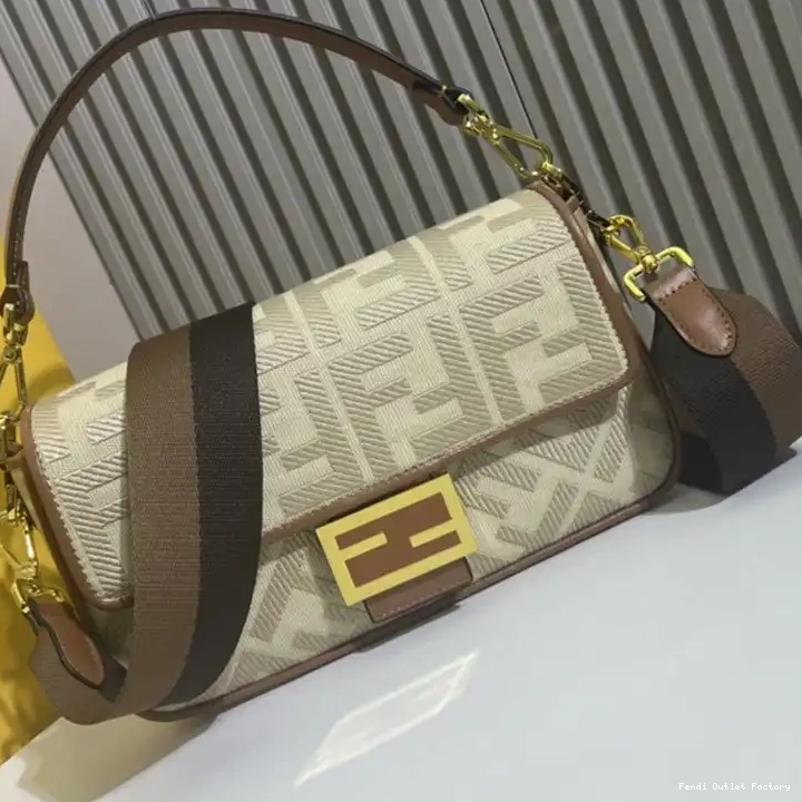 Vintage HOT Motif Bag Beige Canvas Fendi Baguette FF Medium In 0702